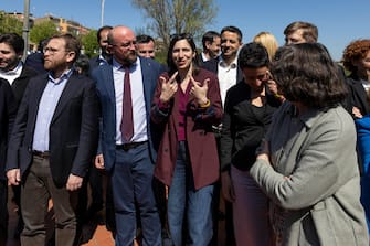 La segretaria del Pd Elly Schlein con i componenti della segreteria del partito posano all'inizio della prima riunione della segreteria Pd  a Riano (Roma), 21 aprile 2023 .
ANSA/MASSIMO PERCOSSI