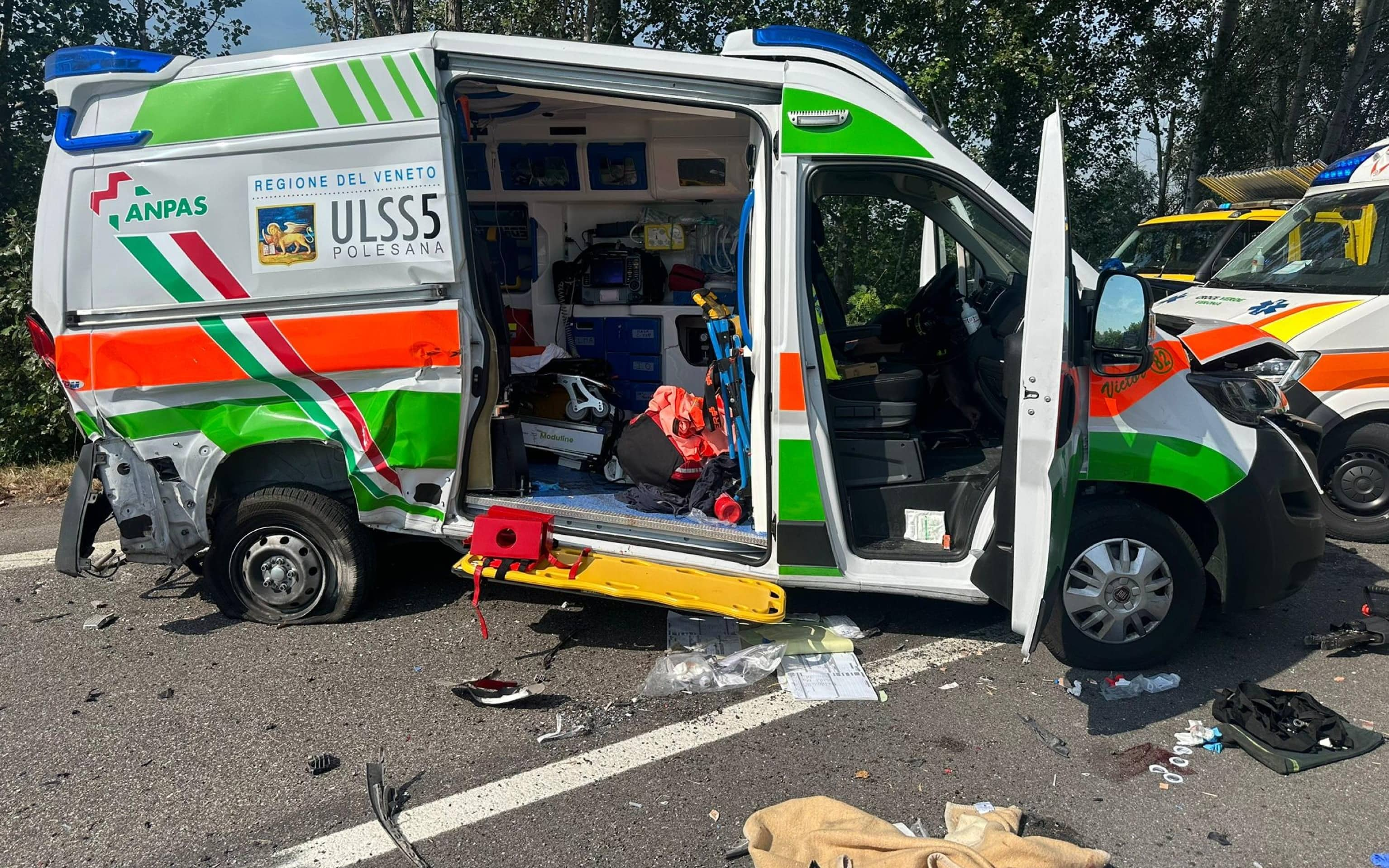 L'equipaggio di un ambulanza del Suem 118 è stato travolto da un'auto mentre era impegnato lungo la Transpolesana, a Giacciano (Rovigo), nel soccorso di alcuni automobilisti coinvolti in un precedente incidente. Vi sono alcuni feriti, anche gravi, trasportati in ospedale con l'elicottero. "Ho appena ricevuto - dice il presidente del Veneto Luca Zaia - la notizia di un grave incidente che ha coinvolto un'ambulanza del Suem di Rovigo. L'equipaggio era impegnato in un'operazione di soccorso nel Comune di Giacciano, l'ambulanza è stata travolta da un'automobile privata, causando feriti tra il personale sanitario a bordo". "Seguo con apprensione l'evolversi della situazione, che appare molto grave" aggiunge Zaia, esprimendo solidarietà e vicinanza agli operatori feriti. ANSA/Suem 118 Rovigo ANSA PROVIDES ACCESS TO THIS HANDOUT PHOTO TO BE USED SOLELY TO ILLUSTRATE NEWS REPORTING OR COMMENTARY ON THE FACTS OR EVENTS DEPICTED IN THIS IMAGE; NO ARCHIVING; NO LICENSING NPK