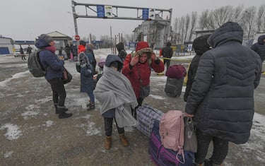 Il passaggio di confine tra Ucraina e Moldavia a Palanca dove nonostante la neve e la temperatura sotto lo zero non si e' fermato l'esodo di chi scappa dalla guerra , 11 marzo  2022. ANSA/CIRO FUSCO