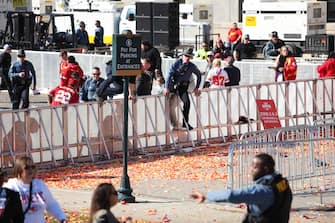 KANSAS CITY, MISSOURI - FEBRUARY 14: Law enforcement responds to a shooting at Union Station during the Kansas City Chiefs Super Bowl LVIII victory parade on February 14, 2024 in Kansas City, Missouri. Several people were shot and two people were detained after a rally celebrating the Chiefs Super Bowl victory.   Jamie Squire/Getty Images/AFP (Photo by JAMIE SQUIRE / GETTY IMAGES NORTH AMERICA / Getty Images via AFP)