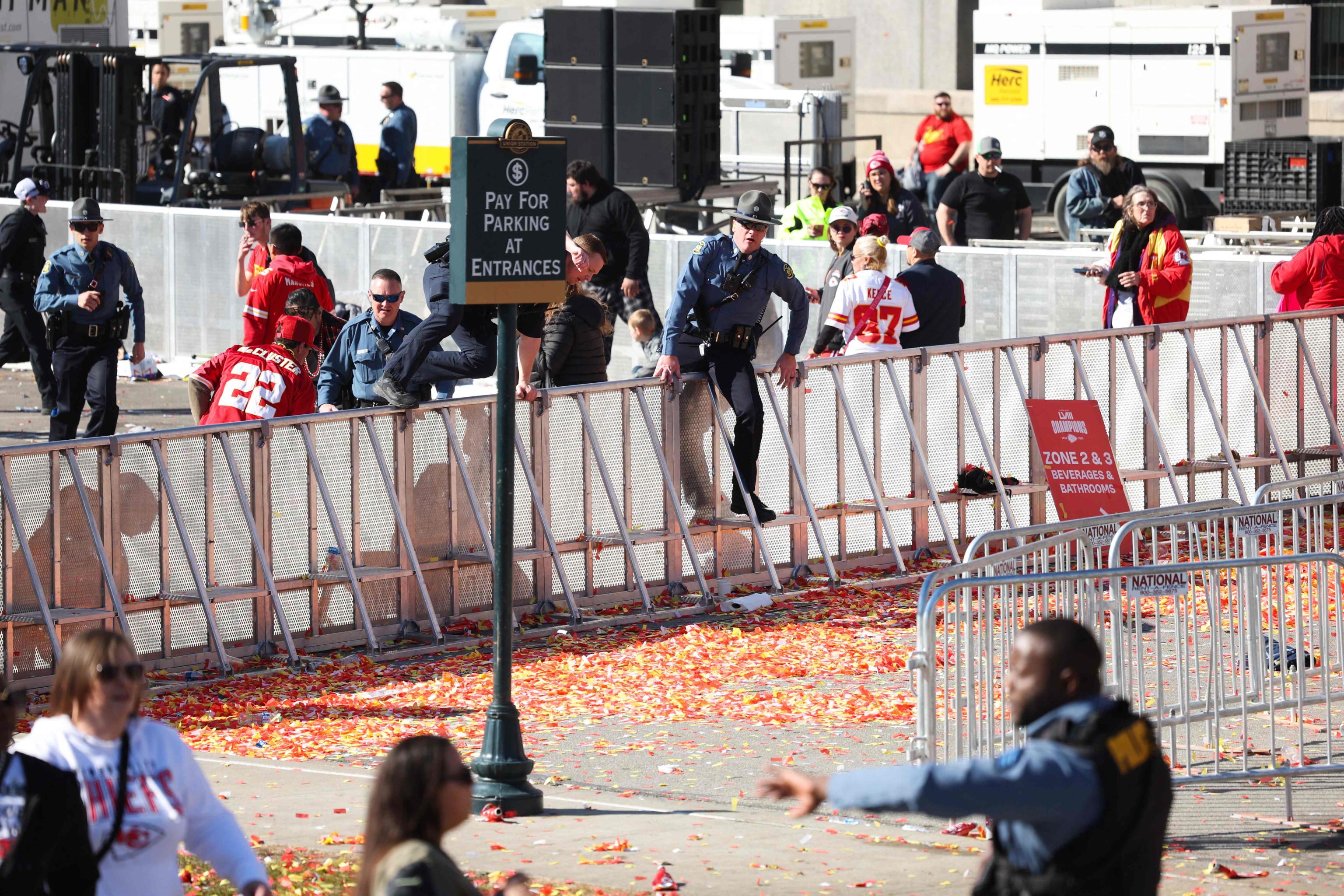 KANSAS CITY, MISSOURI - FEBRUARY 14: Law enforcement responds to a shooting at Union Station during the Kansas City Chiefs Super Bowl LVIII victory parade on February 14, 2024 in Kansas City, Missouri. Several people were shot and two people were detained after a rally celebrating the Chiefs Super Bowl victory.   Jamie Squire/Getty Images/AFP (Photo by JAMIE SQUIRE / GETTY IMAGES NORTH AMERICA / Getty Images via AFP)