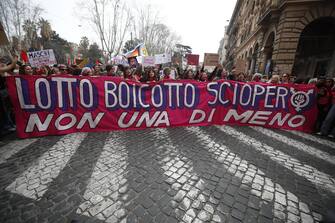 Striscioni alla manifestazione di "Non una di meno" per la Festa della Donna a Roma, 8 marzo 2025.
ANSA/ANGELO CARCONI