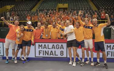 epa10867172 Team Netherlands celebrate winning the Davis Cup Group D match between the Netherlands and Croatia in Split, Croatia, 17 September 2023.  EPA/STRINGER