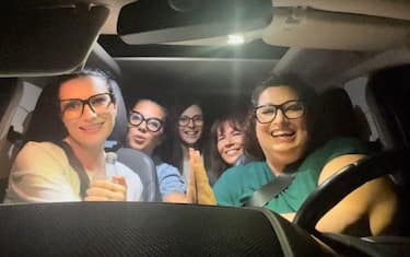 Laura Pausini, il karaoke improvvisato con le amiche d'infanzia. VIDEO