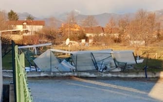 Una serra completamente divelta nelle Valli di Lanzo. Alcuni danni provocati dal vento forte in Piemonte, nell'area della provincia di Torino, il 22 dicembre 2023 ANSA/JESSICA PASQUALON