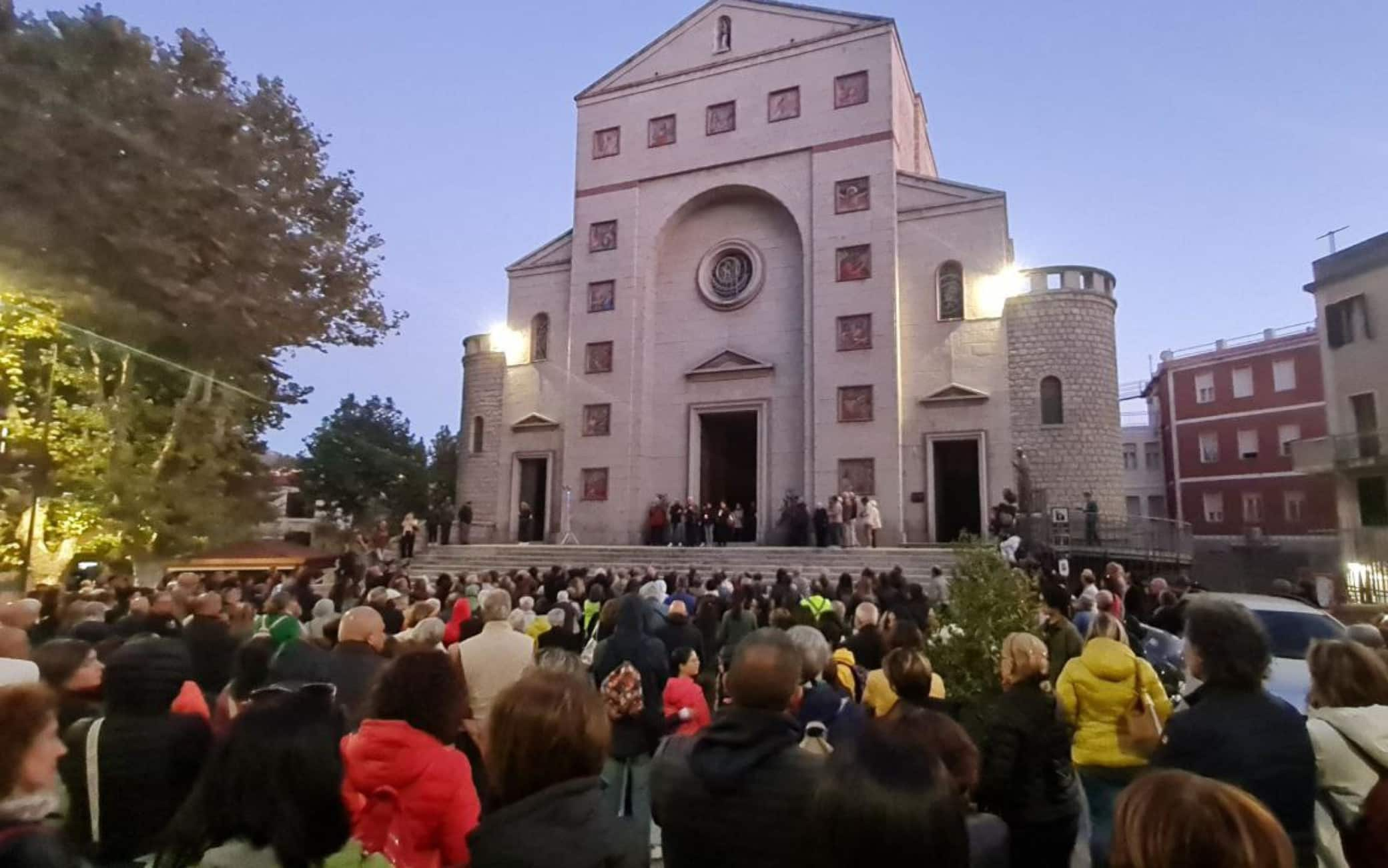 Un momento della fiaccolata a Nuoro