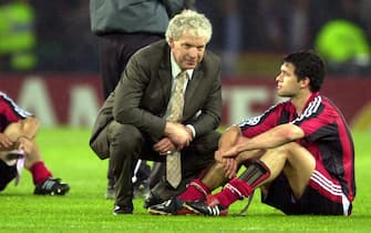 GLG39 - 20020515, GLASGOW, UNITED KINGDOM: Bayer Leverkusen's coach Klaus Toppmoeller talks with player Michael Ballack after the lost against Real Madrid in the Champions League final at Hampden Park stadium in Glasgow, 15 May 2002.

EPA PHOTO - DPA  BERND WEISSBROD