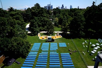 Fase 3 , ultimi preparativi per il cinema e teatro all' aperto nel giardino della Triennale di Milano