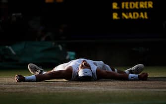 Rafael Nadal a Wimbledon nel 2008 epa11652129 (FILE) - Rafael Nadal of Spain celebrates his victory over Roger Federer of Switzerland in their men's final for the Wimbledon Championships at the All England Lawn Tennis Club, in London, Britain, 06 July 2008 (reissued 10 October 2024). On 10 October 2024, Rafael Nadal of Spain announced that he will retire from professional tennis. Since winning his first ever title in 2004, Nadal won 92 titles, including 22 grand slams and a record 14 French Open titles. EPA/HUGO PHILPOTT EDITORIAL USE ONLY/NO COMMERCIAL SALES *** Local Caption *** 01406470