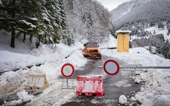 Valleve (Bg) - una valanga blocca la strada provinciale