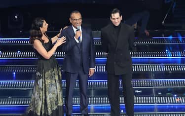 Geppi Cucciari ironizza sulle canzoni inglesi e la velocità di Conti