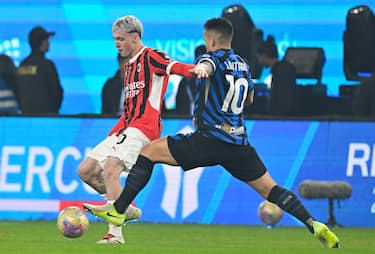 epa11810236 Inter's Lautaro Martinez (R) in action against AC Milan's Alejandro Jimenez (L) during the Supercoppa Italiana final match between FC Inter and AC Milan, in Riyadh, Saudi Arabia, 06 January 2025.  EPA/STRINGER