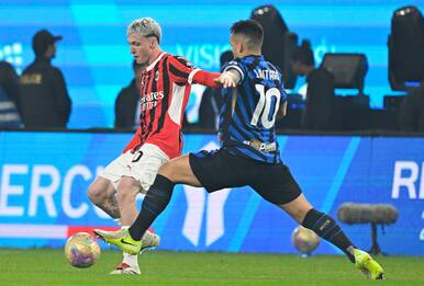 epa11810236 Inter's Lautaro Martinez (R) in action against AC Milan's Alejandro Jimenez (L) during the Supercoppa Italiana final match between FC Inter and AC Milan, in Riyadh, Saudi Arabia, 06 January 2025.  EPA/STRINGER