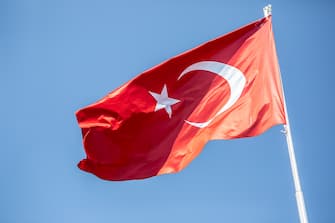 Una bandiera turca The Turkish flag is blowing in the wind.