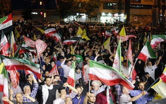Festeggiamenti a Teheran TEHRAN, IRAN - JUNE 14: Iranians gather in Tehran's Enghelab Square to watch and celebrate the country's ballistic missile retaliation against Israel, following Israeli strikes on June 14, 2025. People waved Iranian, Palestinian, and Hezbollah flags and chanted slogans while thanking military officials during the large-scale rally. (Photo by Fatemeh Bahrami/Anadolu via Getty Images)