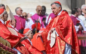 Il cardinale Angelo Becciu durante il funerale di papa Francesco in piazza San Pietro, Citta' del Vaticano, 26 aprile 2025. ANSA/ALESSANDRO DI MEO