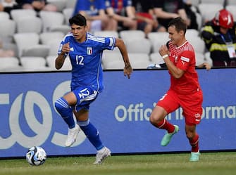 epa10711014 Switzerland's Marco Burch (R) in action against Italy s Raoul Bellanova during the UEFA Under-21 Championship group stage match between Switzerland and Italy in Cluj, Romania, 25 June 2023.  EPA/ALEX NICODIM