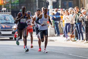 epa10959399 Albert Korir (L) of Kenya and Tamirat Tola (R) of Ethiopia in action among the leading group of the Pro Men division race of the New York City Marathon in New York, USA, 05 November 2023.  EPA/SARAH YENESEL