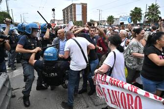 Momenti di tensione tra partecipanti e forze dell'ordine durante il corteo per la difesa del Reddito di cittadinanza, Napoli, 28 agosto 2023.  
ANSA/ CIRO FUSCO