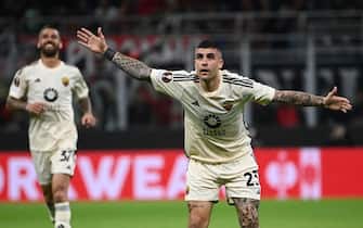 Roma's Italian defender #23 Gianluca Mancini celebrates after scoring the team's first goal during the UEFA Europa League football match between AC Milan and AS Roma at San Siro Stadium, in Milan on October 22, 2023. (Photo by Isabella BONOTTO / AFP)