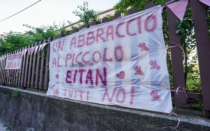 Lo striscione per Eitan