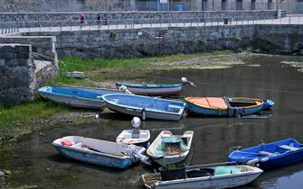 L'antica darsena di pescatori del rione terra a Pozzuoli quasi in secca a causa del bradisismo che da anni interessa l'area flegrea 27 settembre 2023./// The ancient fishing dock of the Terra district in Pozzuoli is almost dry due to bradyseism which has affected the Phlegraean area for years, 27 September 2023. A 4.2-magnitude earthquake hit the Campi Flegrei (Phlegraean Fields) area near to Naples at 3:35 on Wednesday. Mauro Antonio Di Vito, the director of the Vesuvius Observatory of the National Institute of Geophysics and Volcanology (INGV), told ANSA that it was the biggest quake to hit the area in 40 years. ANSA/CIRO FUSCO