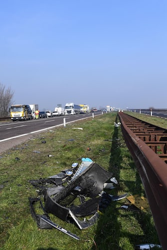I mezzi coinvolti nell'incidente in A22 del Brennero nei pressi di Reggiolo, Reggio Emilia, 5 Febbraio 2024. ANSA/ ELISABETTA BARACCHI