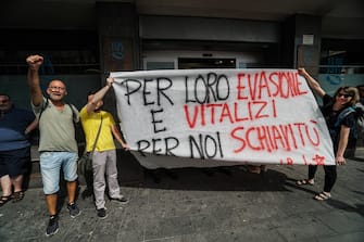 Manifestazione in corso a Napoli
davanti alla sede dell'Inps, in via De Gasperi, per protestare
contro l'abolizione del reddito di cittadinanza, 31 Luglio 2023. ANSA/CESARE ABBATE