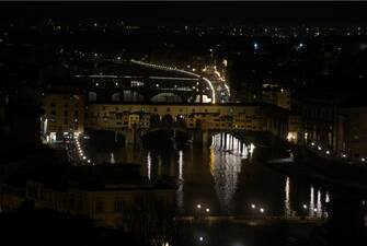 Firenze, Palazzo Vecchio e Ponte Vecchio al buio, per caro bollette