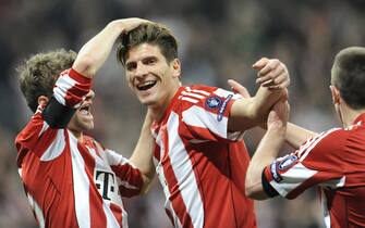 epa02635490 Mario Gomez (C) of Munich celebrates the 1:1 goal with his team mates Thomas Mueller (L) and Franck Ribery during the Champions League round of 16 second leg soccer match between Bayern Munich and Inter Milan  in Munich, Germany, 15 March 2011.  EPA/ANDREAS GEBERT