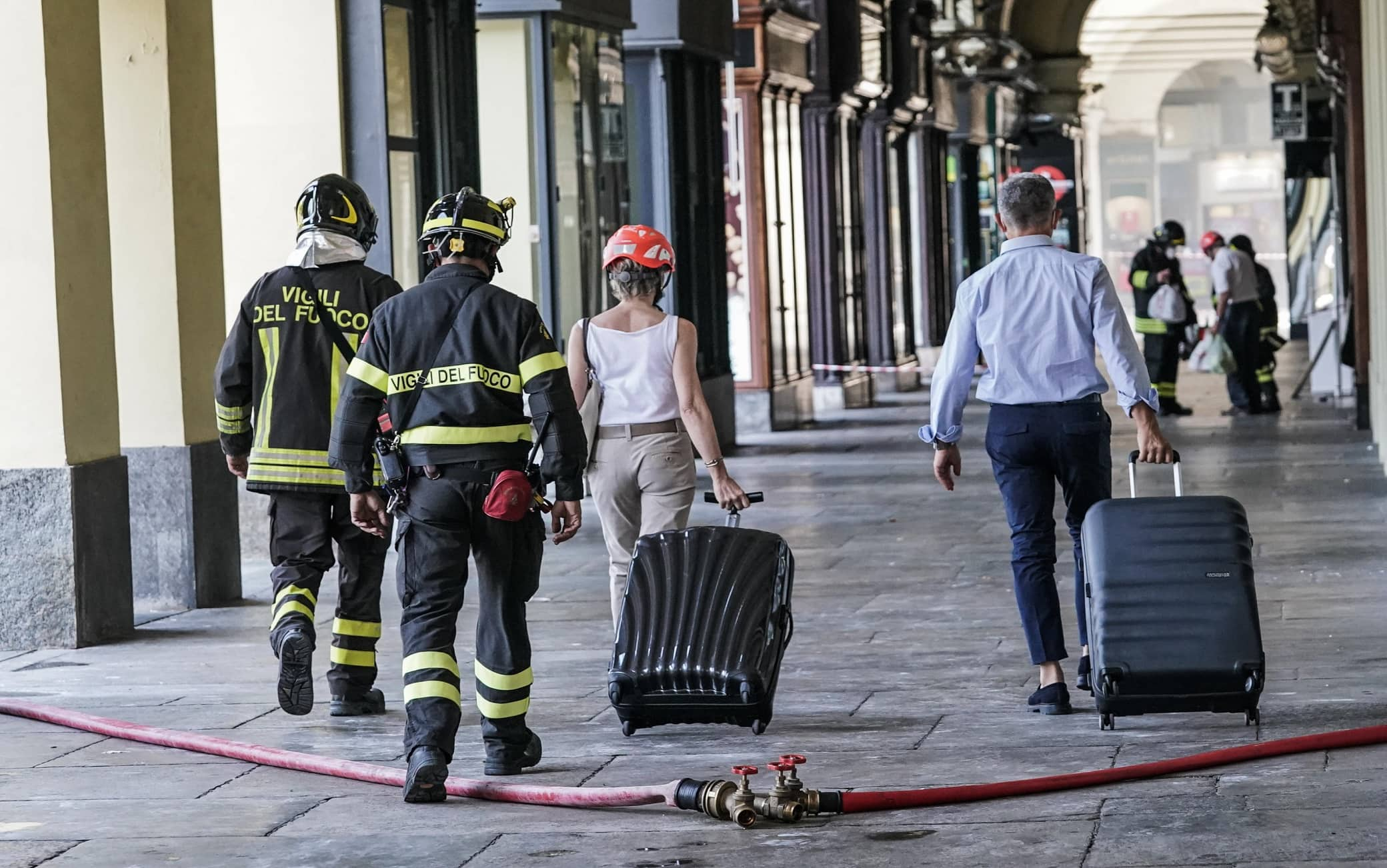 I proprietari vengono accompagnati dai vigili del fuoco nei loro appartamenti dopo l'incendio nel loro palazzo di piazza Carlo Felice a Torino, 04 settembre 2021 ANSA/TINO ROMANO