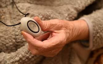 Emergency call button, emergency alarm button, remote assistance alarm for elderly people