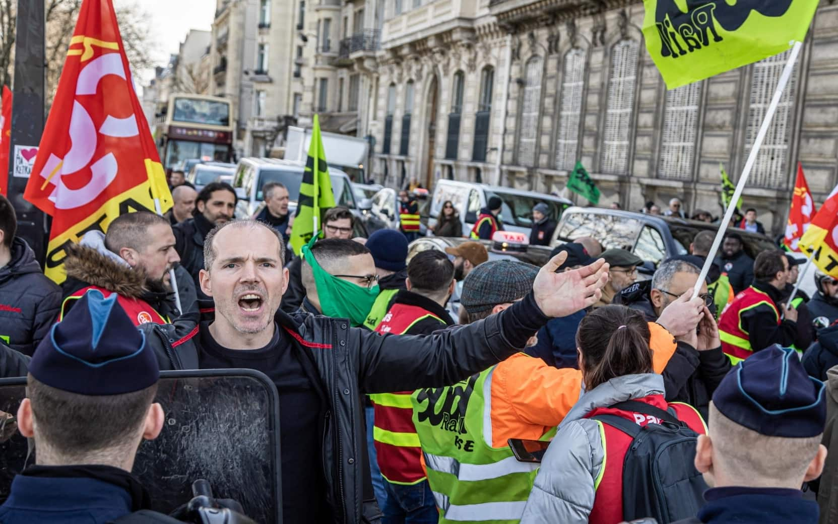 Riforma pensioni, a Parigi manifestanti invadono la sede del colosso del  lusso LVMH - Video - Alto Adige