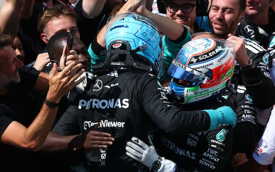 https://static.sky.it/editorialimages/cc7f3b96d0dfbf0c40b015b6ae8abd881affeeea/skysport/it/motori/formula-1/video/2025/06/15/f1-gp-canada-antonelli-podio-festa-video/f1_getty_antonelli_russell_abbraccio.jpg?im=Resize,width=565