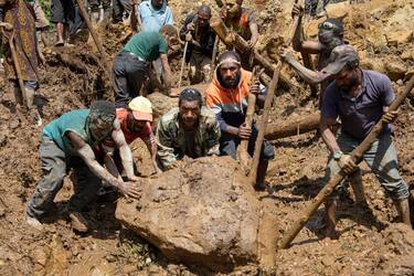 This undated handout photo taken by the UN Development Programme and released on May 28, 2024 shows locals digging at the site of a landslide at Mulitaka village in the region of Maip Mulitaka, in Papua New Guinea's Enga Province. Papua New Guinea moved to evacuate an estimated 7,900 people from remote villages near the site of a deadly landslide on May 28, as authorities warned of further slips. Some 2,000 people are already feared buried in a landslide that destroyed a remote highland community in the early hours of May 24. (Photo by Handout / UN DEVELOPMENT PROGRAMME / AFP) / RESTRICTED TO EDITORIAL USE - MANDATORY CREDIT "AFP PHOTO / UN DEVELOPMENT PROGRAMME  - NO MARKETING NO ADVERTISING CAMPAIGNS - DISTRIBUTED AS A SERVICE TO CLIENTS - NO ARCHIVE