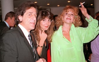 Giorgio Gaber (S) con la moglie Ombretta Colli (D) e la figlia Dalia Gaberscic alla Mostra Internazionale del Cinema di Venezia in un' immagine d' archivio del 9 settembre 1991. ANSA/CLAUDIO ONORATI
