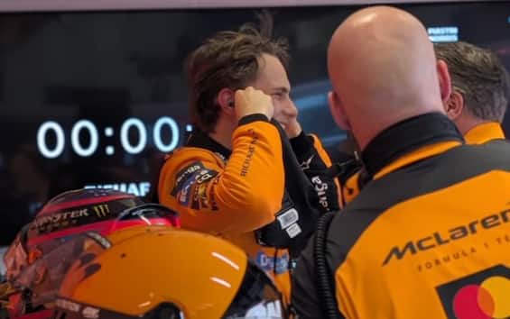 https://static.sky.it/editorialimages/ccac6bdb4f73c5421232830164fb3b7ee0dbd508/skysport/it/motori/formula-1/video/2025/05/16/f1-gp-imola-prove-libere-highlights/f1_twitter_mclaren_imola_2025_piastri_box.jpg?im=Resize,width=565
