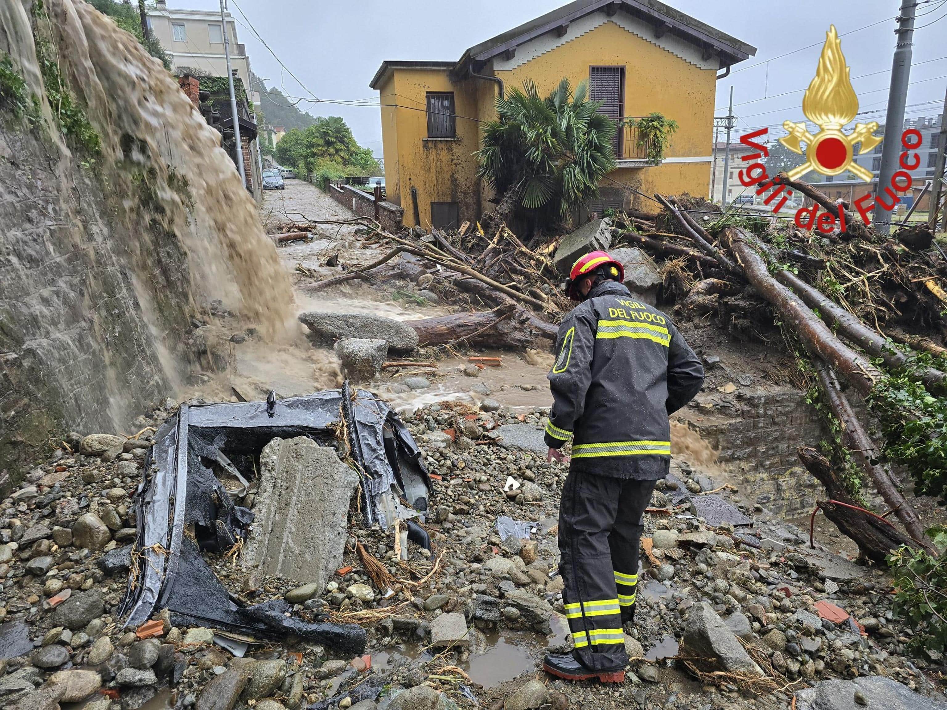 Le forti piogge della notte hanno provocato una frana sulla Sp 583 "Lariana", più o meno al confine tra i Comuni di Como e Blevio, sulla sponda orientale del ramo comasco del Lago di Como. A causa della presenza di detriti sulla carreggiata, provocati dal maltempo è temporaneamente chiusa, in entrambe le direzioni, la strada statale 340 "Regina" in località Colonno (Como).
+++FOTO DIFFUSA DALL'UFFICIO STAMPA - USARE SOLO PER ILLUSTRARE OGGI LA NOTIZIA INDICATA NEL TITOLO - NON ARCHIVIARE - NON VENDERE - NON USARE PER FINI NON GIORNALISTICI - NPK+++