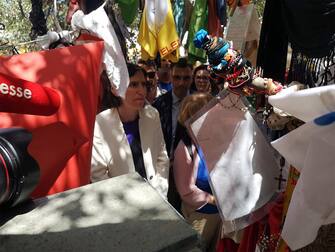 Elly Schlein, segretaria nazionale del Pd, in
via D'Amelio davanti l'albero della pace per il 31/mo
anniversario della strage dove morirono Paolo Borsellino e la sua scorta a Palermo19 luglio 2023.
ANSA/Roberto Ginex