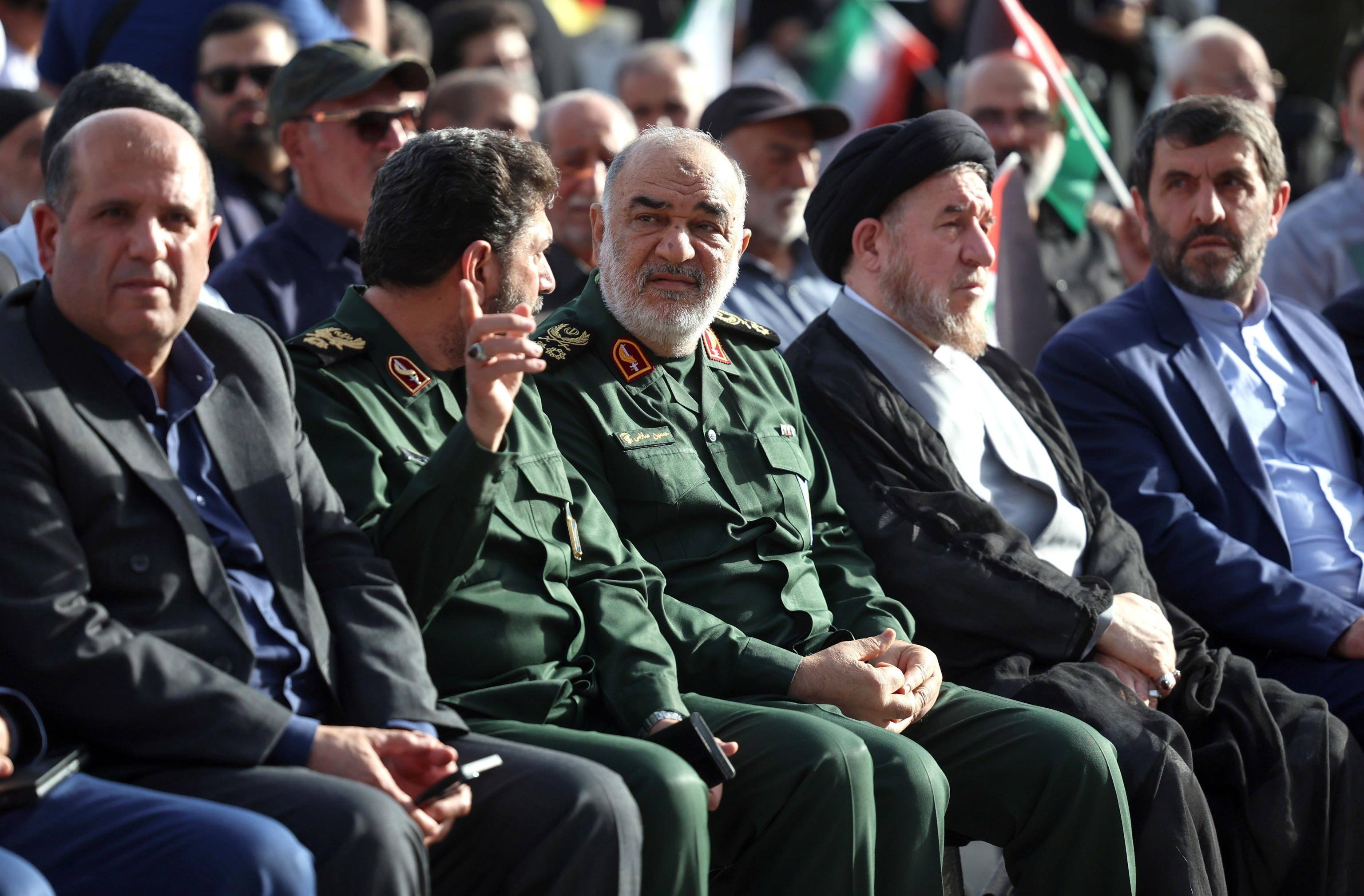 Il comandante del Corpo delle Guardie della Rivoluzione Islamica (IRGC), Hossein Salami (al centro), partecipa a una cerimonia in occasione del primo anniversario della morte del defunto presidente iraniano Ebrahim Raisi, a Teheran, Iran, 15 maggio 2025