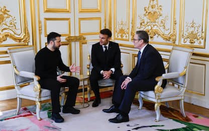 epa11991218 Ukraine's President Volodymyr Zelensky (L), France's President Emmanuel Macron (C), and Britain's Prime Minister Keir Starmer (R) speak during a trilateral meeting on the sidelines of a summit for 'Coalition of the Willing' at the Elysee Palace in Paris, France, 27 March 2025. The French president on 27 March hosts European leaders, including the Ukrainian president, for a summit aimed at boosting Ukrainian security ahead of any potential ceasefire with Russia.  EPA/LUDOVIC MARIN / POOL  MAXPPP OUT