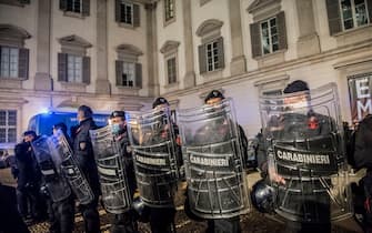 Milano. No Green Pass persone identificate dalla polizia schierata in Piazza Duomo (Milano - 2021-12-04, Carlo Cozzoli) p.s. la foto e' utilizzabile nel rispetto del contesto in cui e' stata scattata, e senza intento diffamatorio del decoro delle persone rappresentate