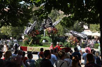 epa10809678 Spectators watch a flower composition arranged on a carnival float during the annual floral parade in downtown Debrecen, eastern Hungary, 20 August 2023. This year s procession features twelve flower carts, 37 performing groups and over 1,500 dancers. The festivities take place on Hungary's primary national holiday marking the 1023rd anniversary of the founding of the Hungarian State.  EPA/Attila Balazs HUNGARY OUT