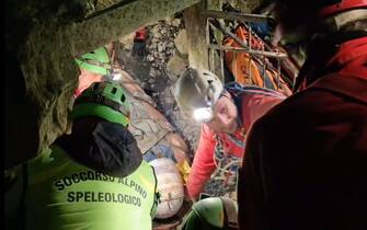 ottavia piana La barella con la speleologa Ottavia Piana portata fuori dalla grotta nell'Abisso Bueno Fonteno, nel Bergamasco, 18 dicembre 2024, in un fermoimmagine del video del salvataggio del Soccorso alpino. La donna di 32 anni avrebbe riportato traumi alle vertebre e alle costole, fratture alle ossa facciali e a un ginocchio, ed è stata trasferita in elicottero all'ospedale di Bergamo. ANSA / SOCCORSO ALPINO