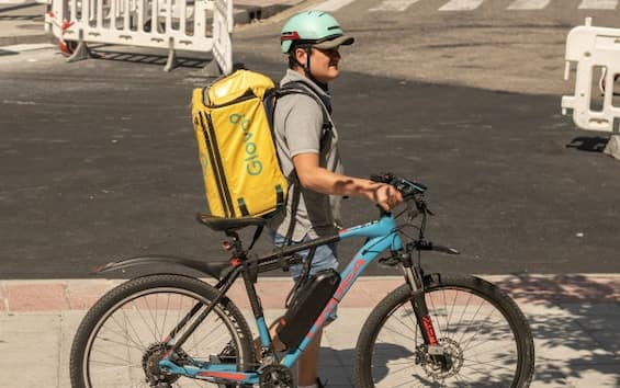 Glovo, bonus caldo ai rider sospeso: sindacati discutono con Deliveroo