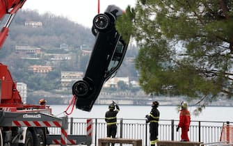Le operazioni di recupero dei veicolo che ieri notte è caduto nel lago di Como. Ancora incerta la dinamica dei fatti che ha portato alla morte di una donna, Tiziano Tozzo di 45 anni, e di un uomo, Moragn Algeri di 38 anni. Como 7 Gennaio 2024.
ANSA / MATTEO BAZZI