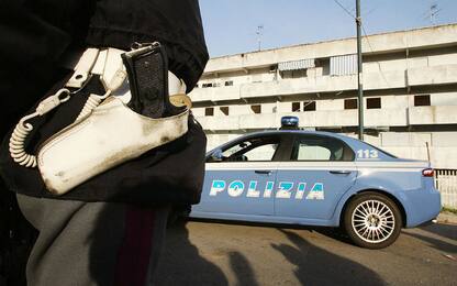 Tenta rapina a poliziotto ma lascia curriculum nella moto: arrestato