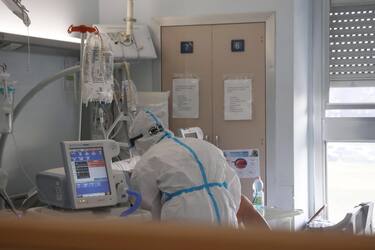 Health workers wearing overalls and protective masks at work in the intensive care unit of the hospital of Cremona amid the Covid-?19 coronavirus pandemic, in Cremona, northern Italy, 26 December 2021. ANSA/ FILIPPO VENEZIA