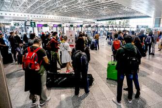 Passeggeri in partenza per le vacanze pasquali all'aeroporto di  Malpensa a Ferno, 3 aprile 2021.ANSA/Mourad Balti Touati