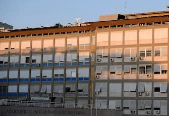 Policlinico Gemelli. Arriva la sera del sesto giorno di ricovero di Papa Francesco, Roma, 09 luglio 2021.   
ANSA/FABIO CIMAGLIA